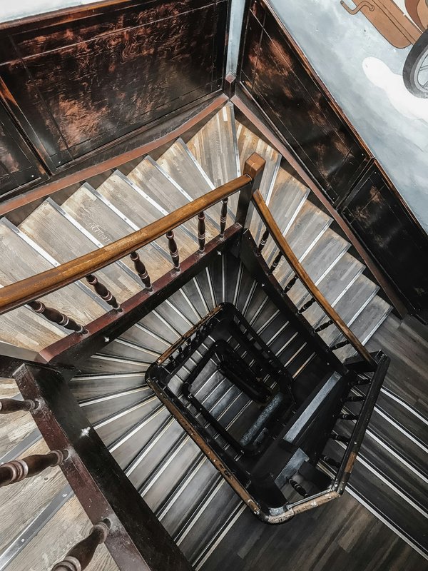 ¿Cuál es la mejor manera de incorporar estampados geométricos en un outfit de verano?